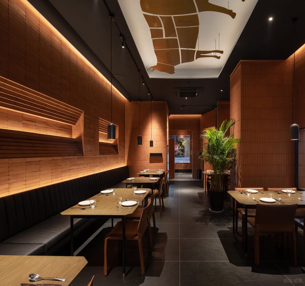 復(fù)古工業(yè)風(fēng)餐廳橙黃色磚配原木色餐桌裝修圖