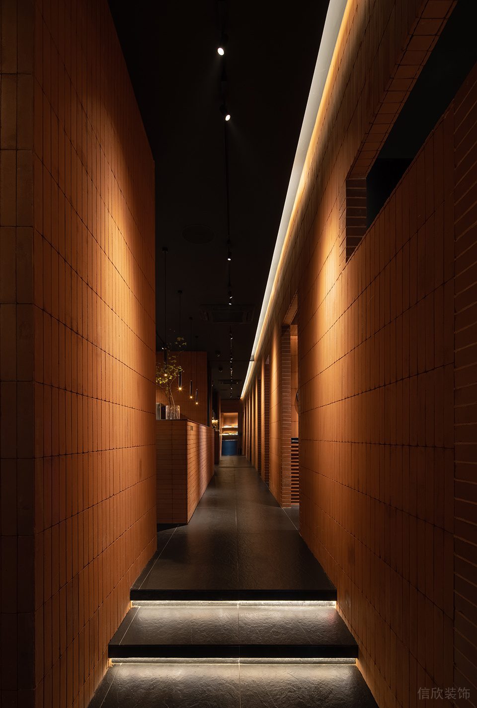 復(fù)古工業(yè)風(fēng)餐廳橙黃色墻磚搭配黑色地磚過(guò)道裝修效果圖