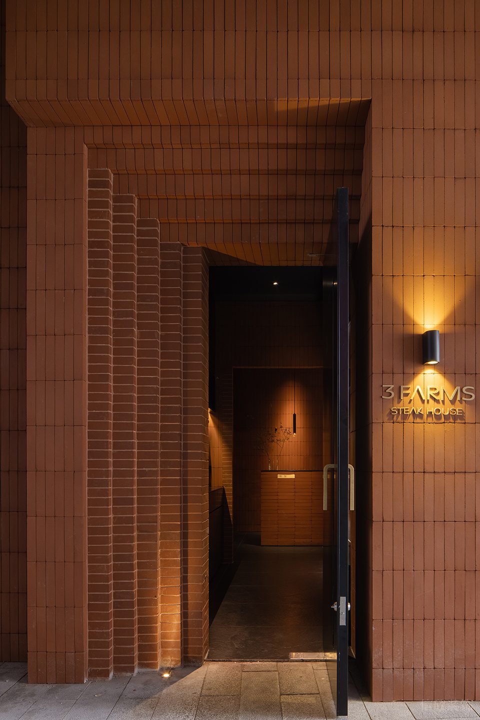 復(fù)古工業(yè)風(fēng)餐廳入門(mén)處跌級(jí)裝修設(shè)計(jì)效果圖