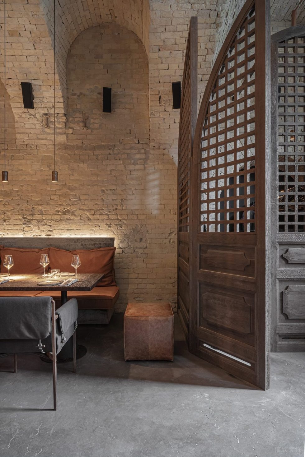 復古做舊風日式餐廳木質門裝修設計