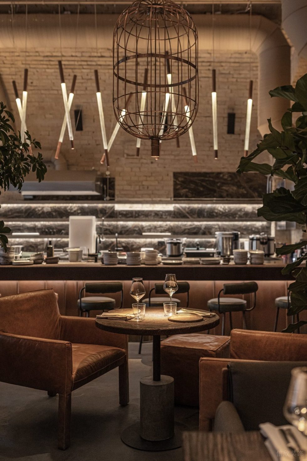 復古做舊風餐廳圓長條銅絲吊燈裝修設計