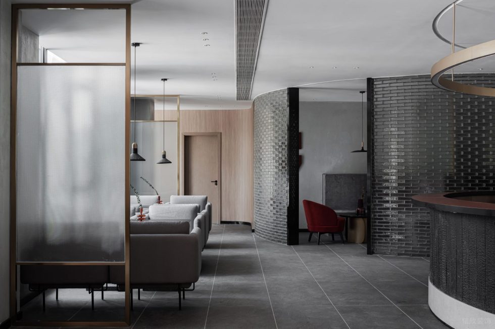 工業(yè)極簡(jiǎn)風(fēng)酒廳長(zhǎng)虹玻璃隔斷裝修效果圖