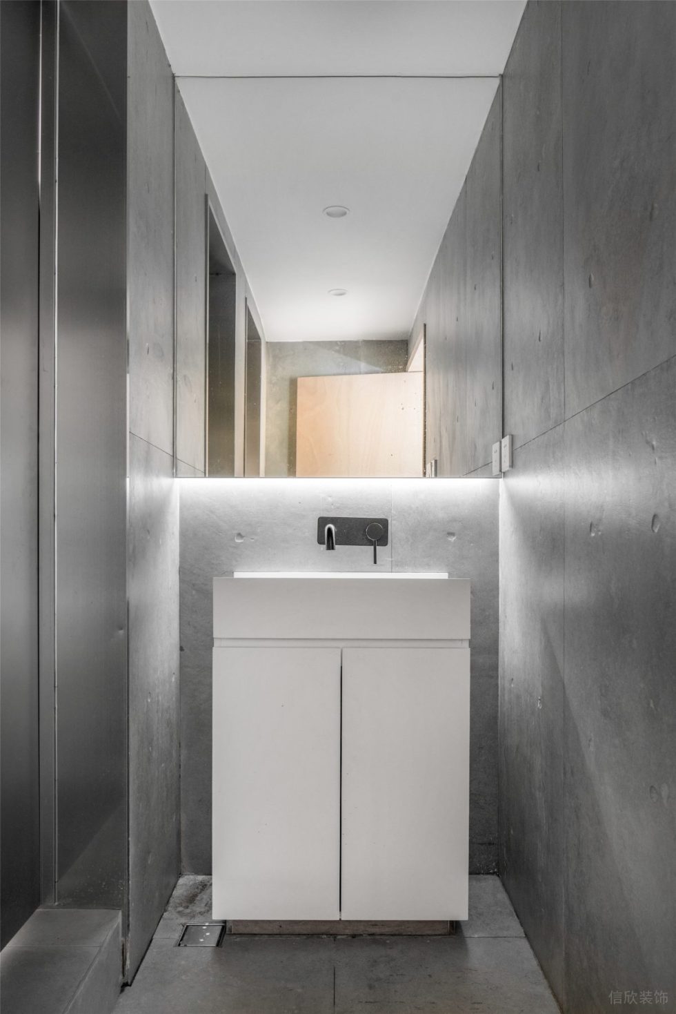 灰白色工業風辦公室裝修設計衛生間白色洗手臺 灰白色工業風辦公室裝修設計衛生間白色洗手臺