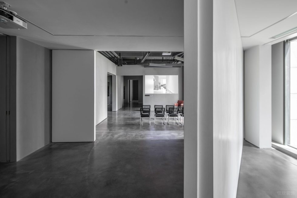 灰色極簡工業(yè)風(fēng)辦公室裝修設(shè)計冷色調(diào)培訓(xùn)室