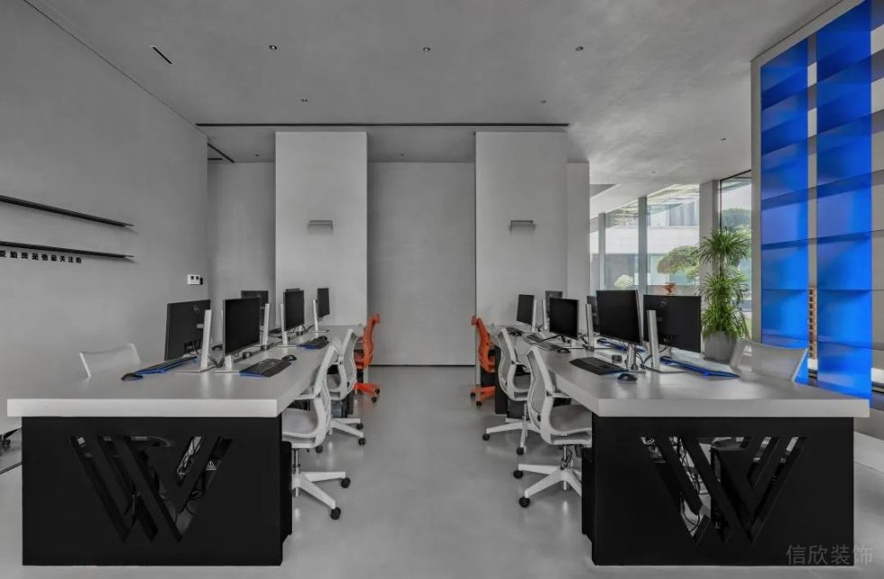 極簡黑白灰風格辦公室裝修案例工作區(qū)灰色地坪漆 極簡黑白灰風格辦公室裝修案例工作區(qū)灰色地坪漆