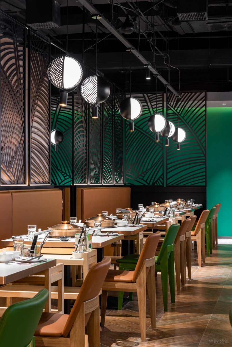 簡(jiǎn)約清新椰子風(fēng)火鍋店藝術(shù)吊燈裝修圖