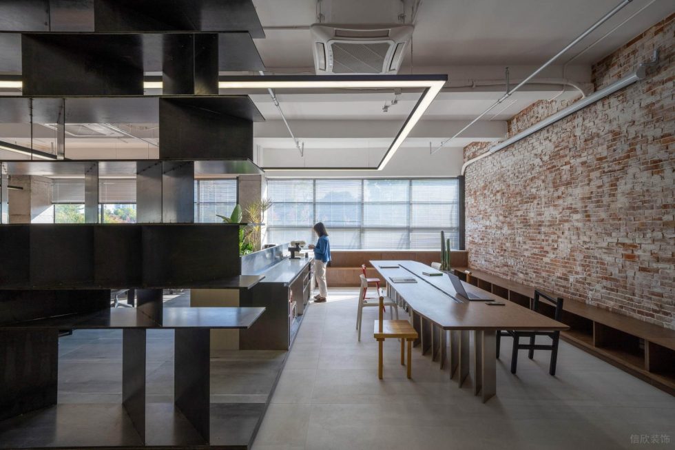 美式工業(yè)風(fēng)辦公室裝修設(shè)計(jì)暖色調(diào)開(kāi)放式會(huì)議區(qū) 美式工業(yè)風(fēng)辦公室裝修設(shè)計(jì)暖色調(diào)開(kāi)放式會(huì)議區(qū)