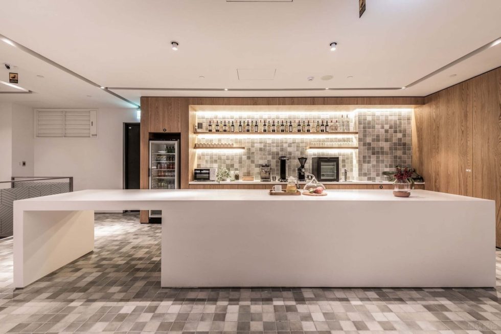 木色簡約風(fēng)辦公室裝修案例白色水吧中島臺 木色簡約風(fēng)辦公室裝修案例白色水吧中島臺