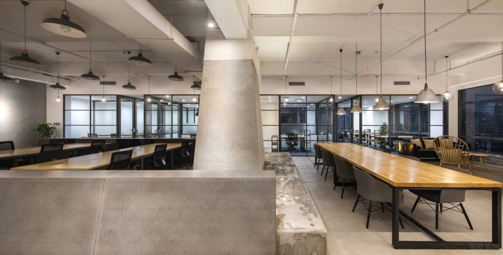 美式簡(jiǎn)約風(fēng)辦公室裝修設(shè)計(jì)木紋色辦公臺(tái)