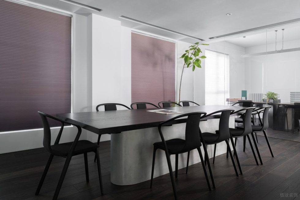 木質(zhì)簡約風辦公室裝修設(shè)計深木色討論桌 木質(zhì)簡約風辦公室裝修設(shè)計深木色討論桌