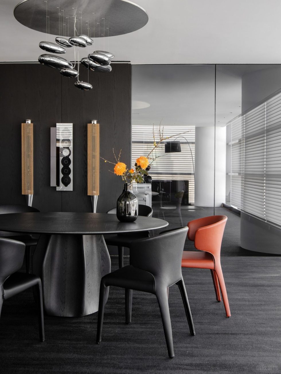 時尚金屬風(fēng)辦公室裝修設(shè)計 洽談區(qū)黑色圓桌