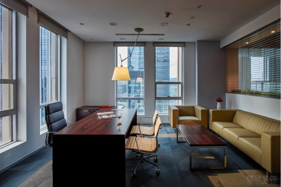 時尚簡約風辦公室裝修設計深色調經(jīng)理辦公室