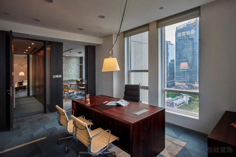 時尚簡約風辦公室裝修設計深木色經(jīng)理工作臺效果圖