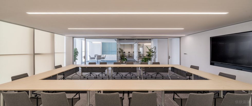 時(shí)尚簡(jiǎn)約風(fēng)辦公室裝修案例 環(huán)形會(huì)議室