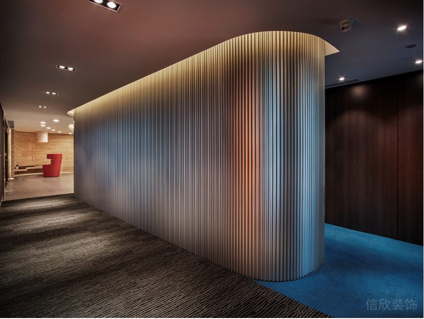 時尚簡約風辦公室裝修設計過道銀色金屬波紋格柵板墻體 時尚簡約風辦公室裝修設計過道銀色金屬波紋格柵板墻體