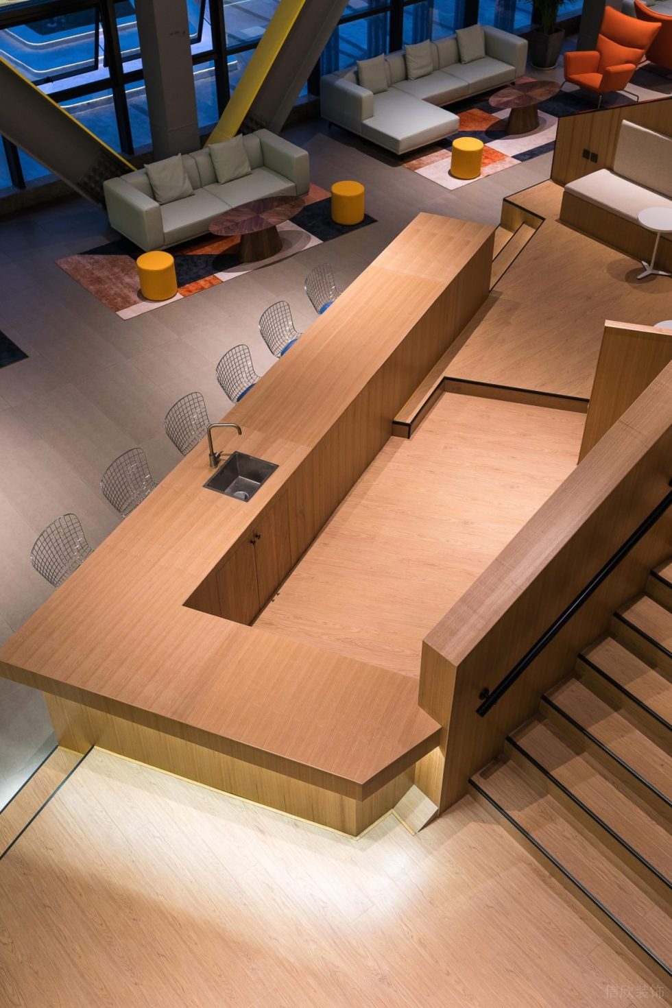 深色現(xiàn)代風(fēng)辦公室裝修設(shè)計(jì)木紋色水吧 深色現(xiàn)代風(fēng)辦公室裝修設(shè)計(jì)木紋色水吧