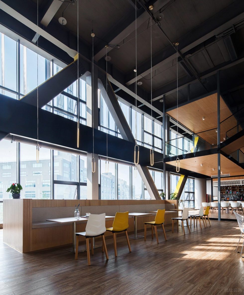 深色現(xiàn)代風(fēng)辦公室裝修設(shè)計(jì)木質(zhì)卡座洽談區(qū) 深色現(xiàn)代風(fēng)辦公室裝修設(shè)計(jì)木質(zhì)卡座洽談區(qū)