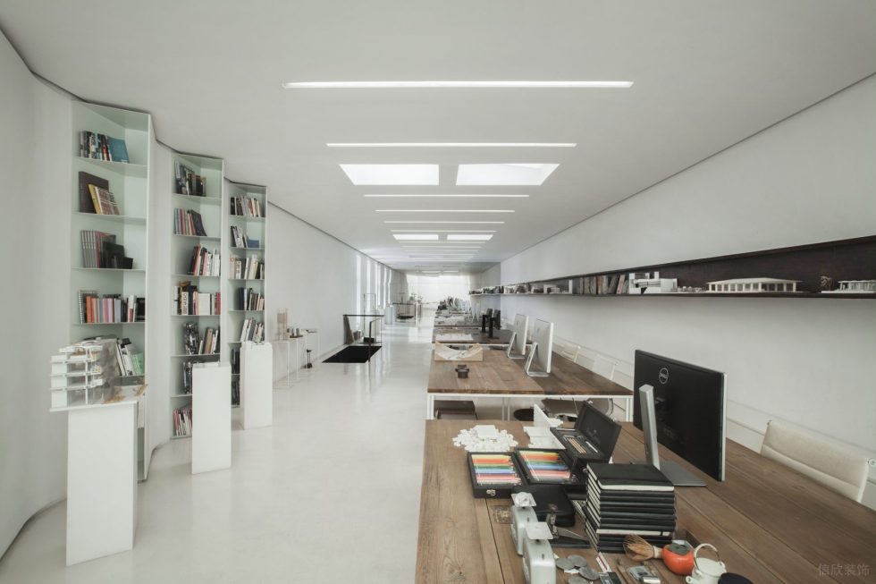 素雅極簡(jiǎn)風(fēng)辦公室裝修設(shè)計(jì)白色平頂石膏板天花