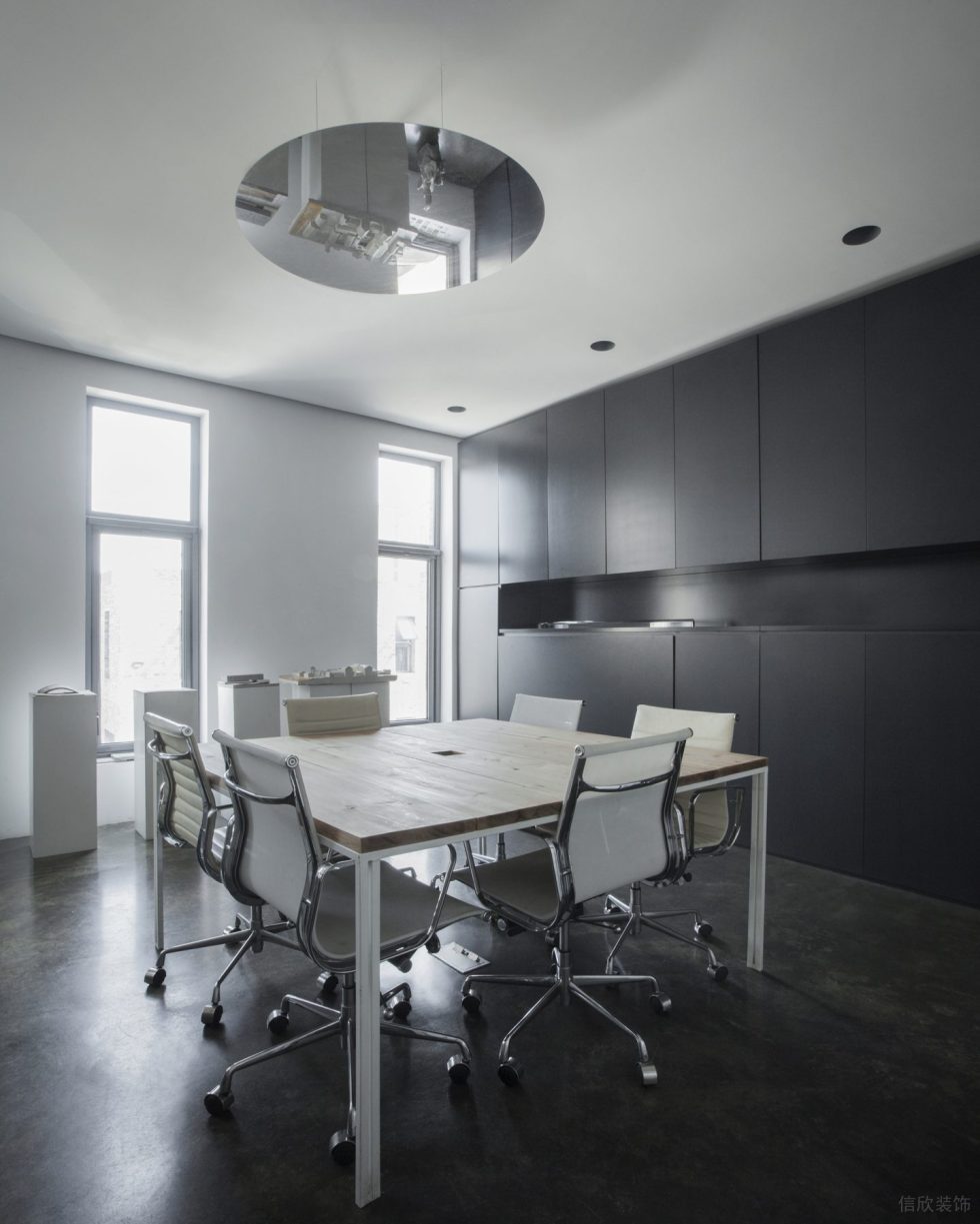 素雅極簡(jiǎn)風(fēng)辦公室裝修設(shè)計(jì)深色會(huì)議室