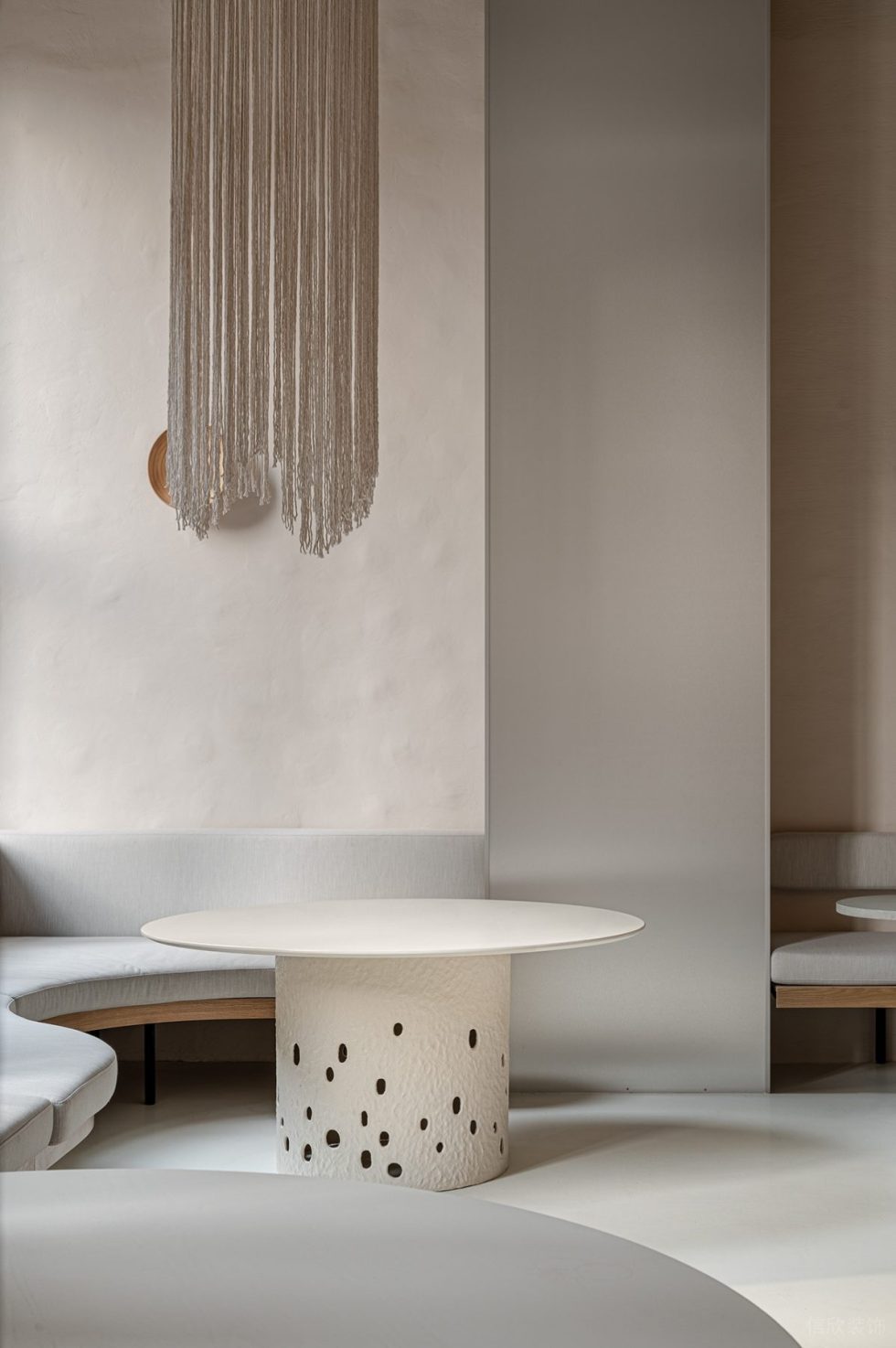 深圳市簡(jiǎn)約侘寂風(fēng)甜品店創(chuàng)意餐桌裝修設(shè)計(jì)