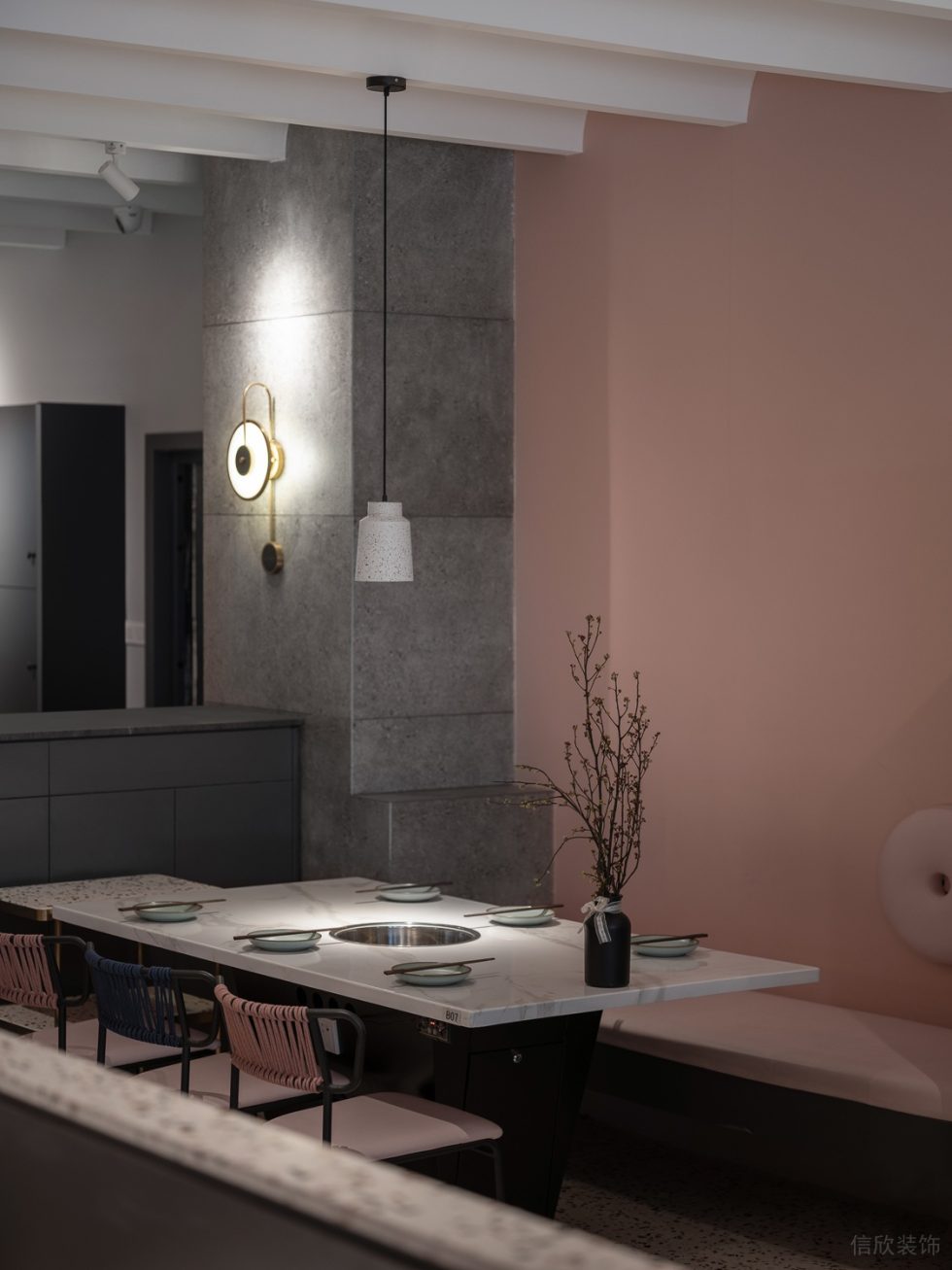 現(xiàn)代簡約風火鍋店低飽和色彩多人用餐區(qū)效果圖