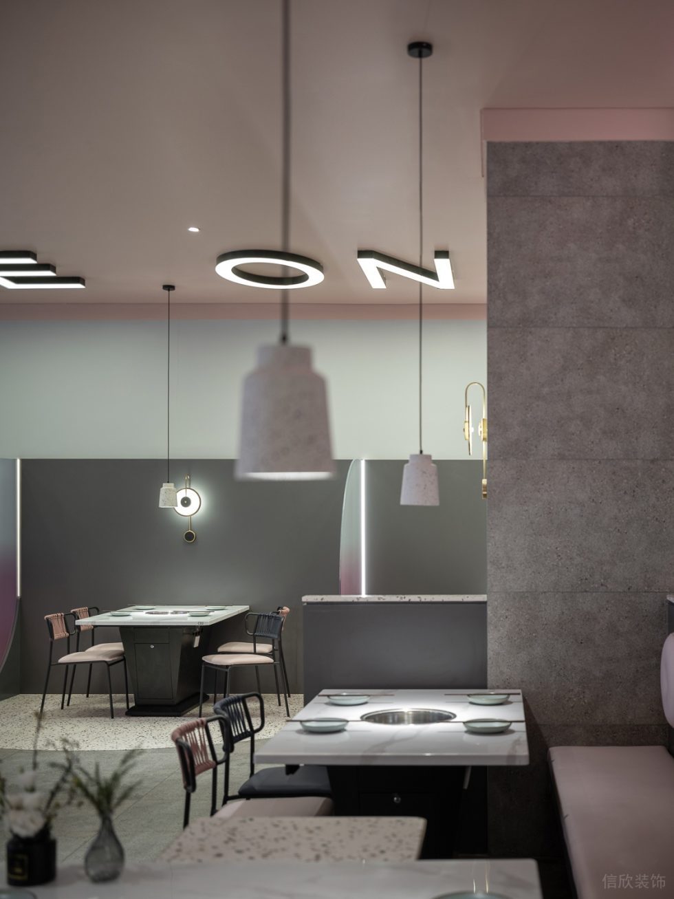 現(xiàn)代簡約風火鍋店深灰色矮墻分割用餐區(qū)裝修設(shè)計圖