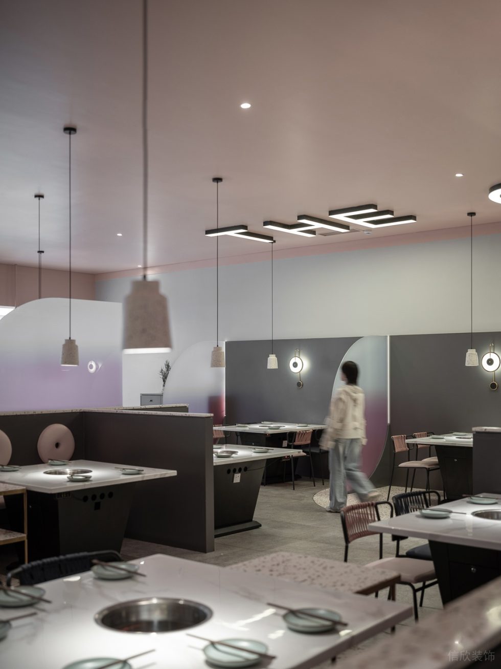 現(xiàn)代簡約風火鍋店線性吊燈安置效果圖展示