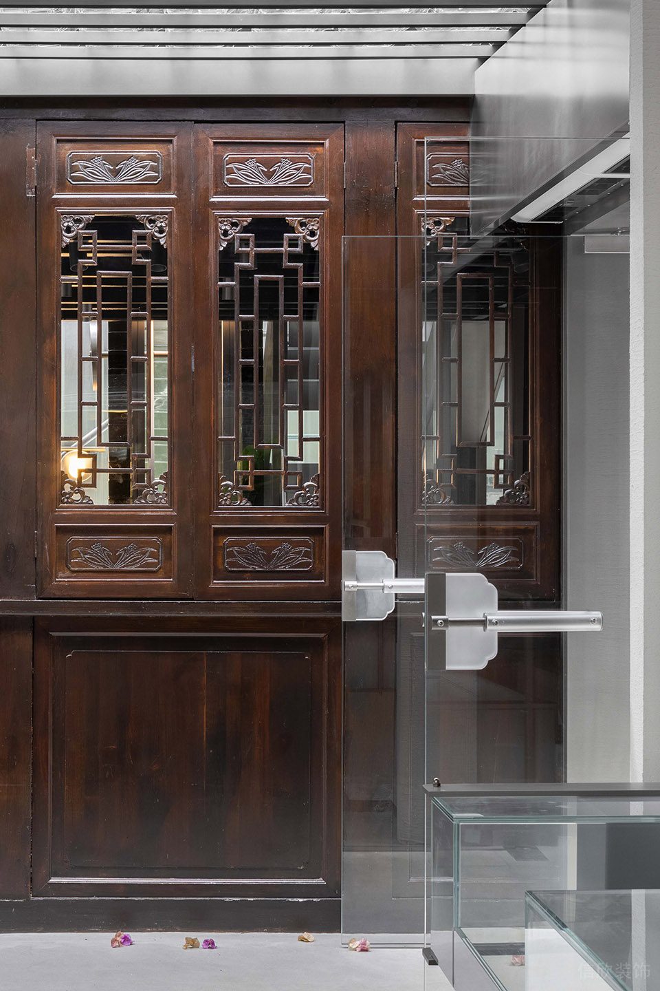 現(xiàn)代新中式甜品店古樸新中式門扇細(xì)節(jié)裝修設(shè)計