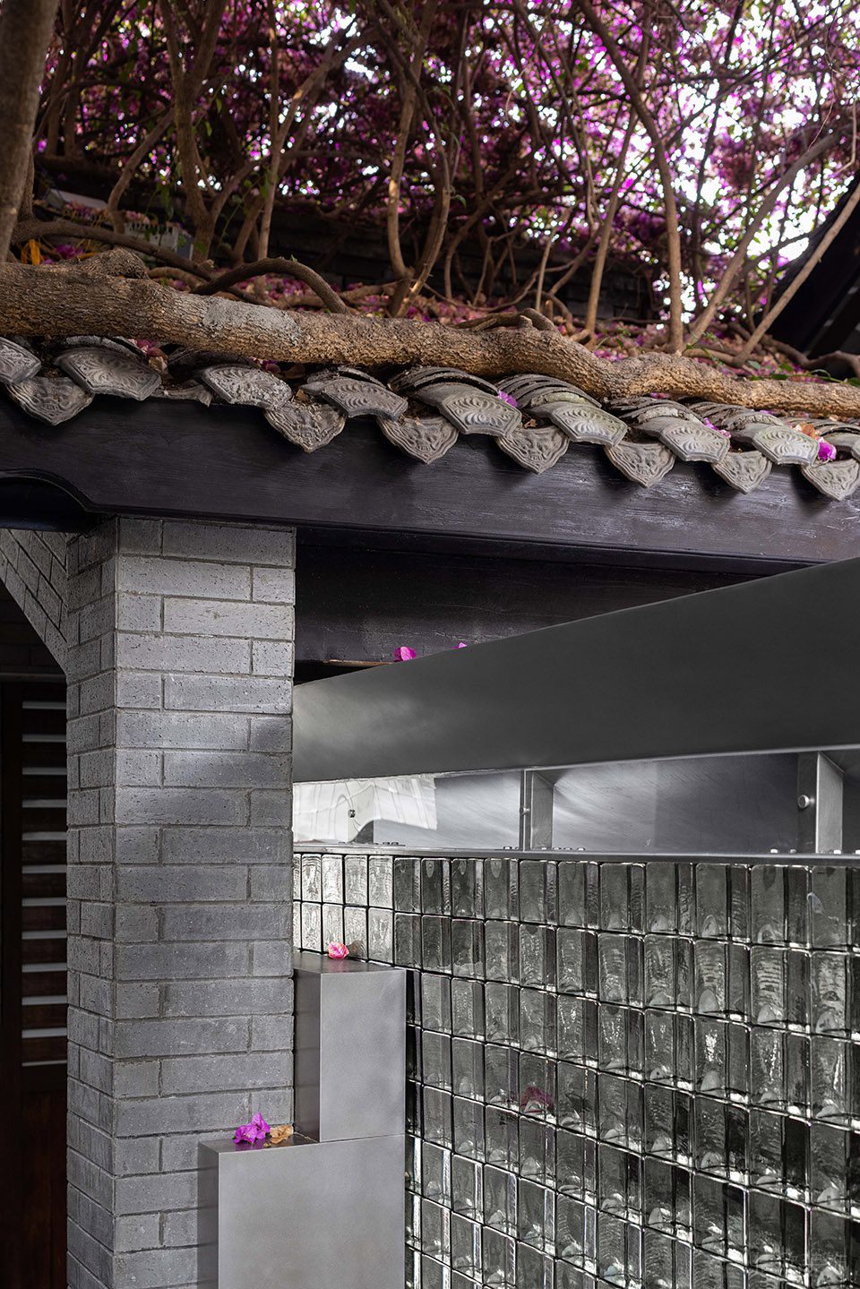 現(xiàn)代新中式甜品店屋頂斜面磚瓦裝修設(shè)計