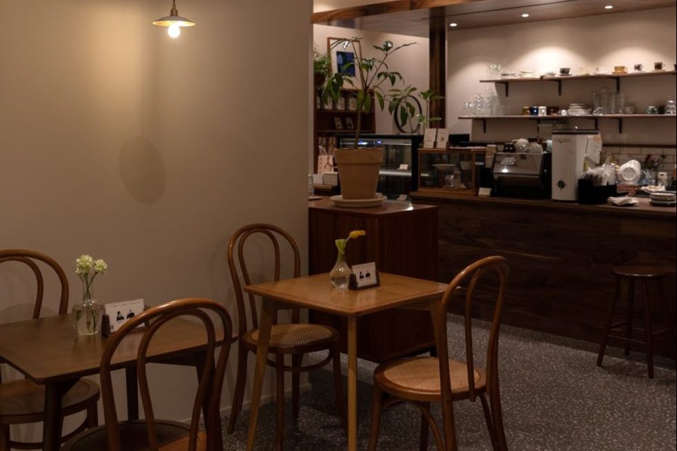 原木風咖啡店質(zhì)感原木家具裝修設計