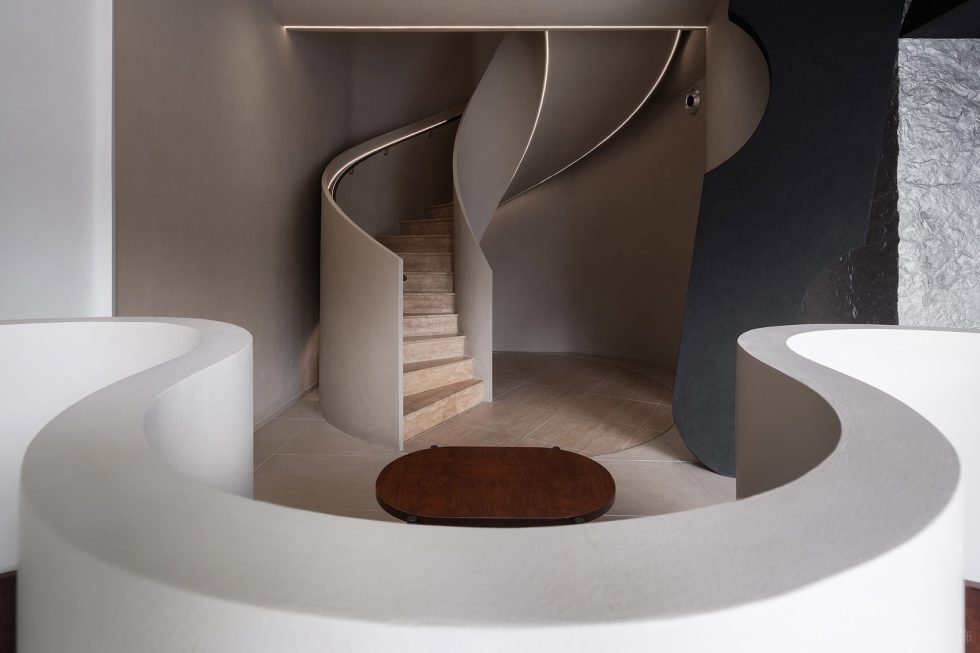 原木工業(yè)簡(jiǎn)約風(fēng)飲品店異性卡座和旋轉(zhuǎn)樓梯裝修設(shè)計(jì)