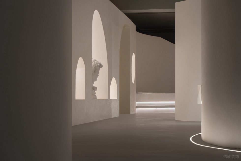 白色極簡(jiǎn)藝術(shù)雕塑品展廳裝修案例 洞口造型墻面