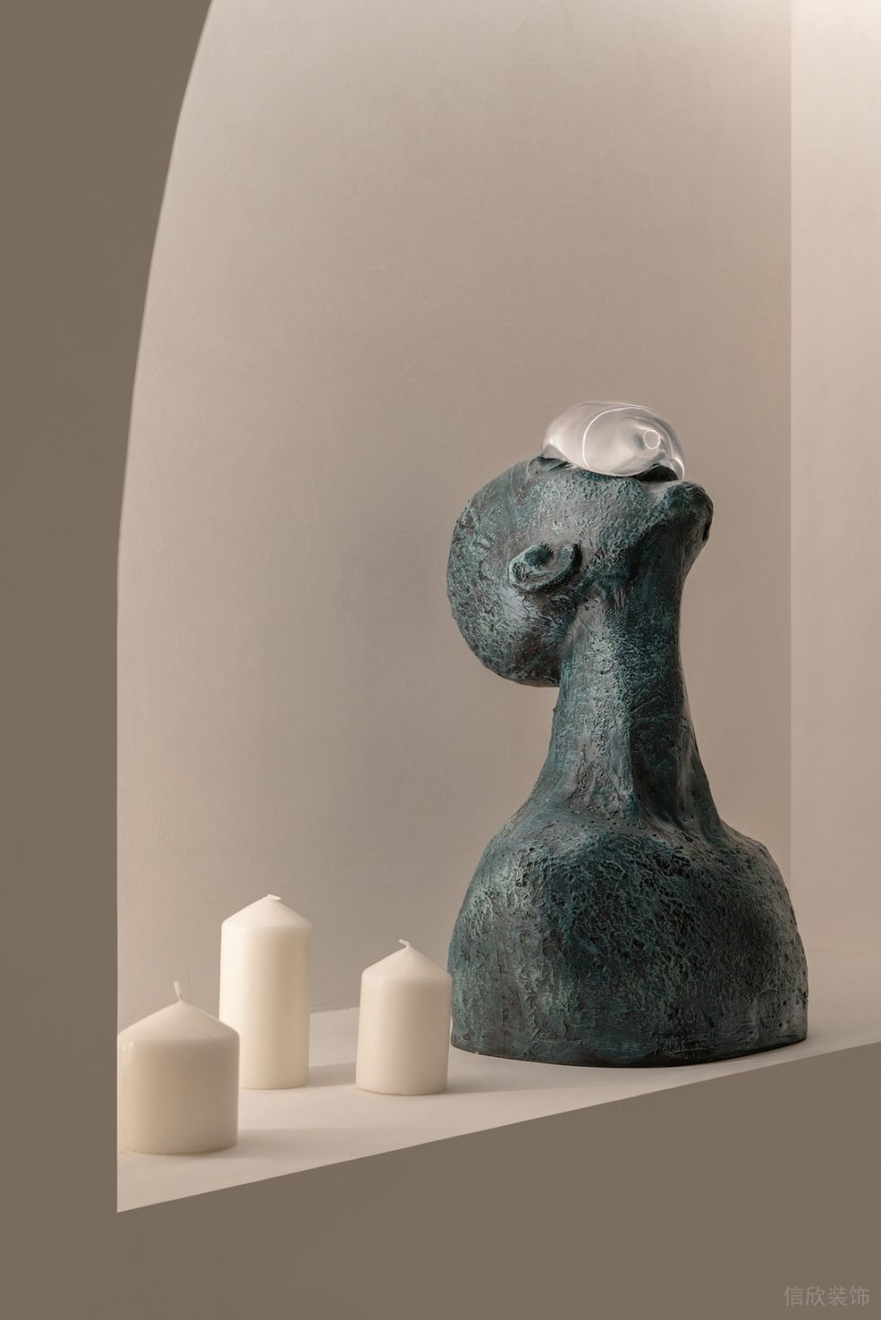 白色極簡(jiǎn)藝術(shù)雕塑品展廳裝修案例 青銅質(zhì)感人體半身像