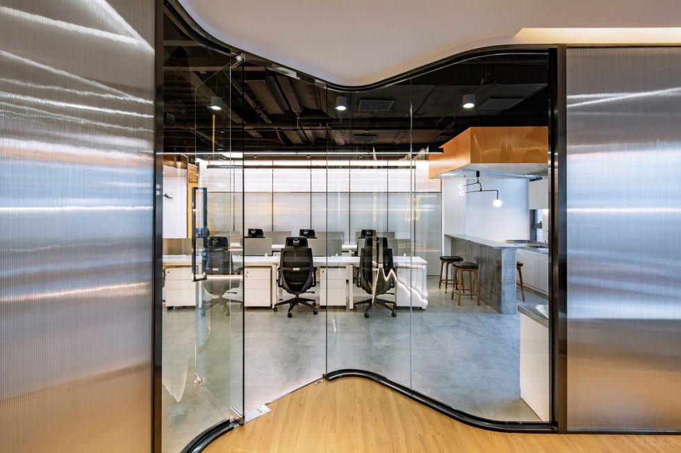 動(dòng)感現(xiàn)代風(fēng)辦公室裝修設(shè)計(jì)黑色不銹鋼弧形玻璃 動(dòng)感現(xiàn)代風(fēng)辦公室裝修設(shè)計(jì)黑色不銹鋼弧形玻璃