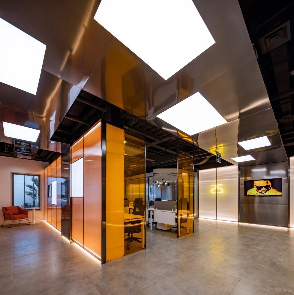 動(dòng)感現(xiàn)代風(fēng)辦公室裝修設(shè)計(jì)銀色鏡面不銹鋼吊頂 動(dòng)感現(xiàn)代風(fēng)辦公室裝修設(shè)計(jì)銀色鏡面不銹鋼吊頂