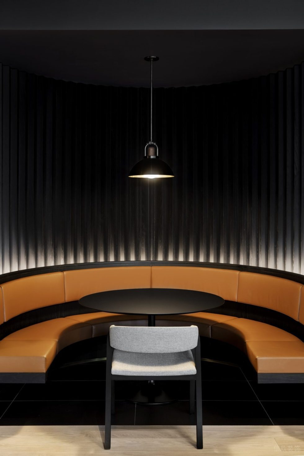 高級簡約風辦公室裝修設計橙色弧形卡座洽談區 高級簡約風辦公室裝修設計橙色弧形卡座洽談區