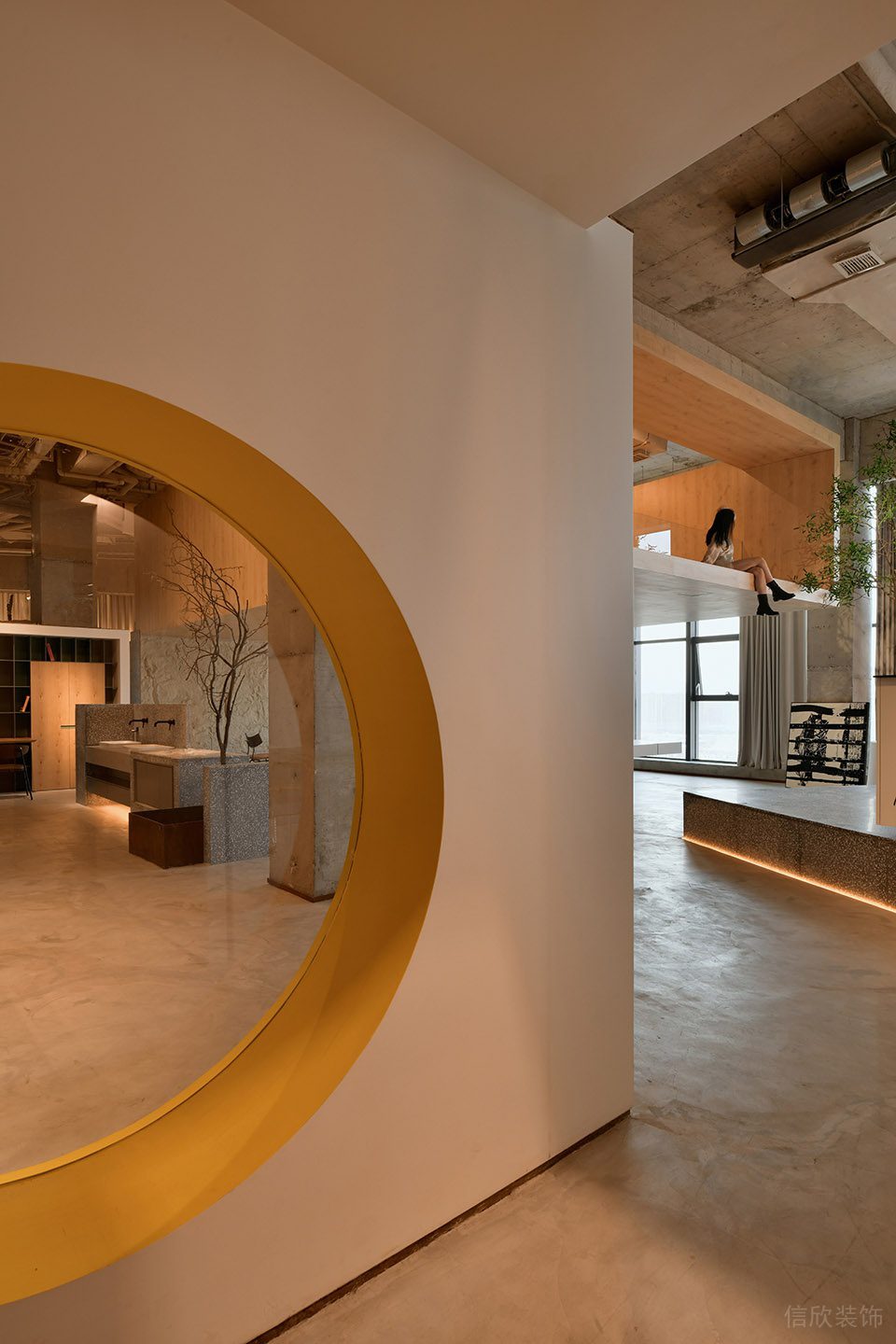 工業(yè)原木風(fēng)展廳裝修案例 黃色圓形造型墻