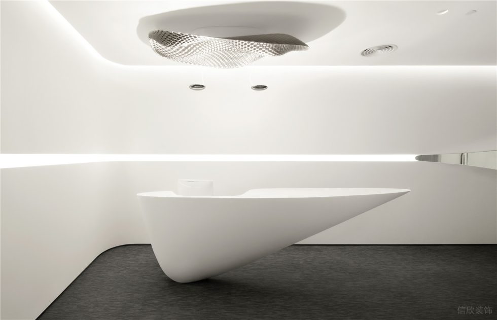 灰白色現代風辦公室裝修設計白色不規則造型前臺 灰白色現代風辦公室裝修設計白色不規則造型前臺