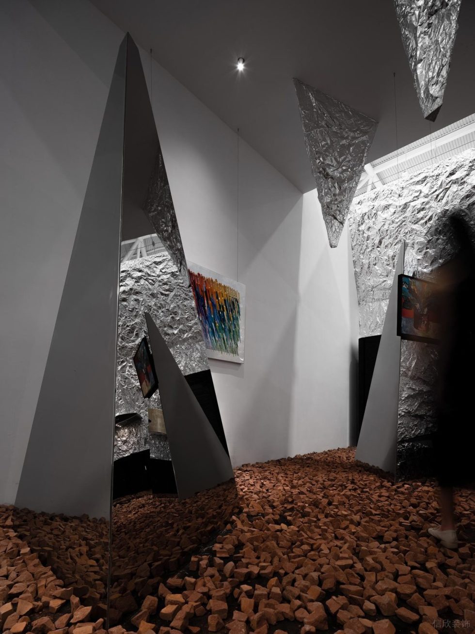 金屬感工業(yè)風(fēng)畫廊裝修設(shè)計(jì)方案 頂面倒立三角造型