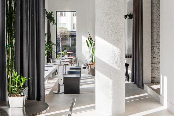 簡約工業風咖啡廳雪白配色過道裝修示意圖