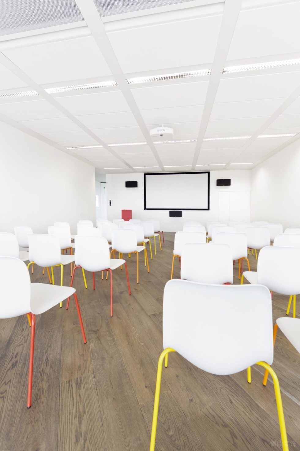 簡約混搭風(fēng)辦公室裝修設(shè)計暖白色培訓(xùn)室