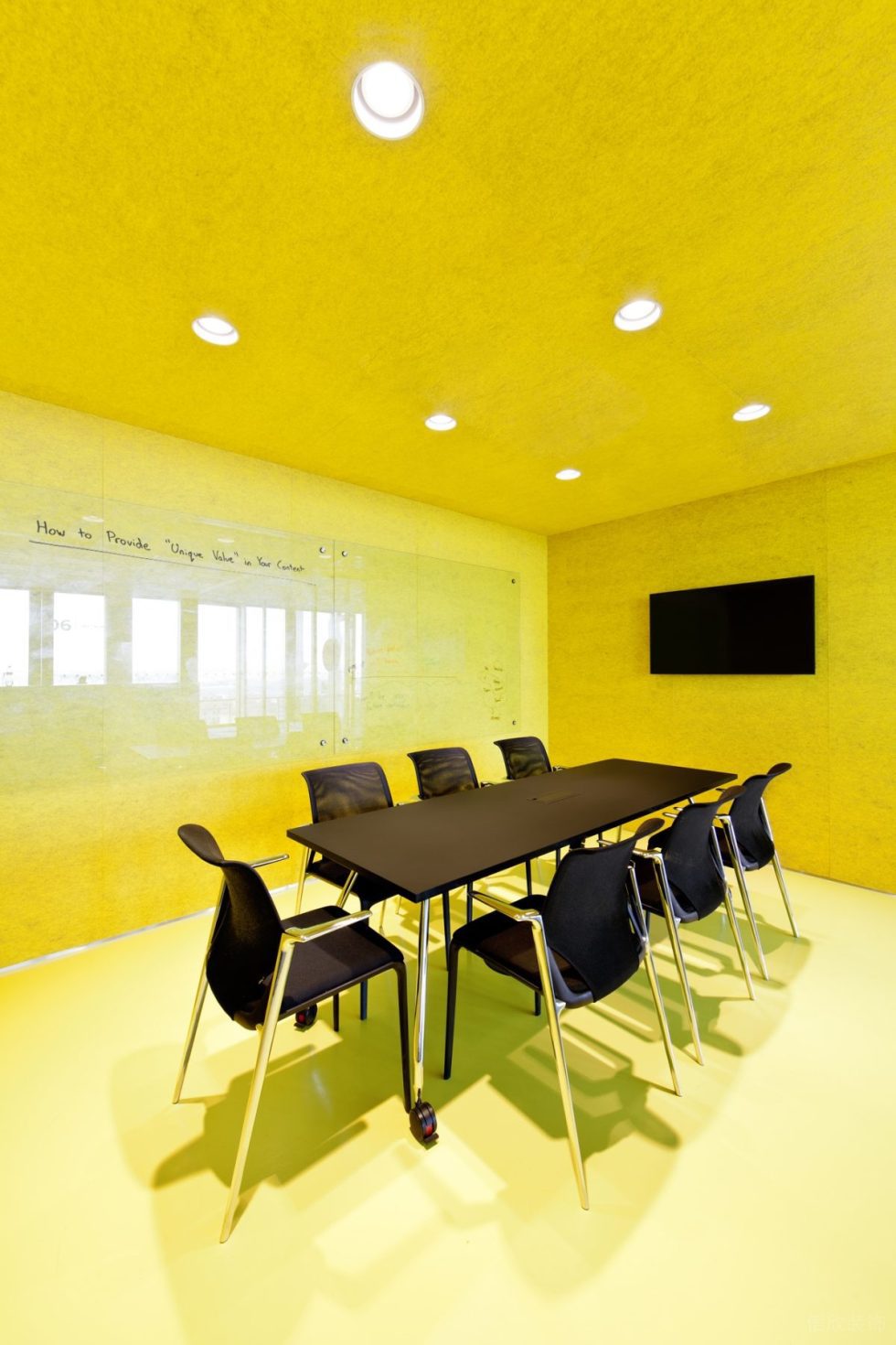 簡約混搭風(fēng)辦公室裝修設(shè)計(jì)黃色小型會(huì)議室