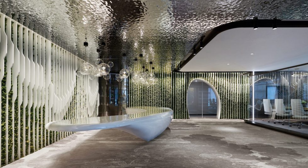 魔幻現代風辦公室裝修設計銀色波紋不銹鋼天花吊頂 魔幻現代風辦公室裝修設計銀色波紋不銹鋼天花吊頂