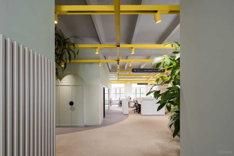 奇趣簡(jiǎn)約風(fēng)辦公室裝修設(shè)計(jì)淺色系辦公區(qū)效果圖