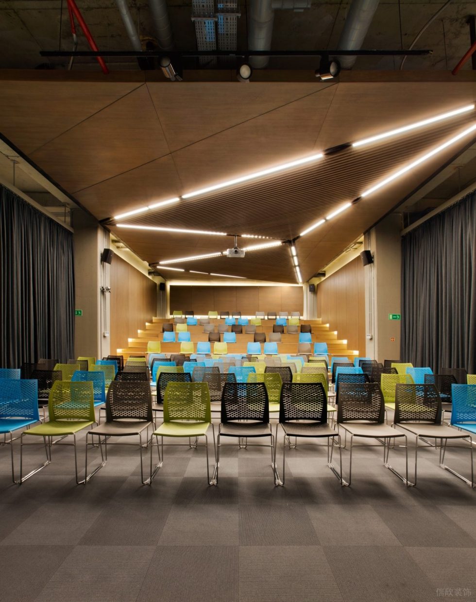 前衛(wèi)現(xiàn)代風(fēng)辦公室裝修設(shè)計木紋色階梯式培訓(xùn)室