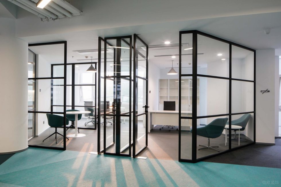 深青色現(xiàn)代風(fēng)辦公室裝修設(shè)計(jì)黑色鋁合金玻璃隔斷 深青色現(xiàn)代風(fēng)辦公室裝修設(shè)計(jì)黑色鋁合金玻璃隔斷