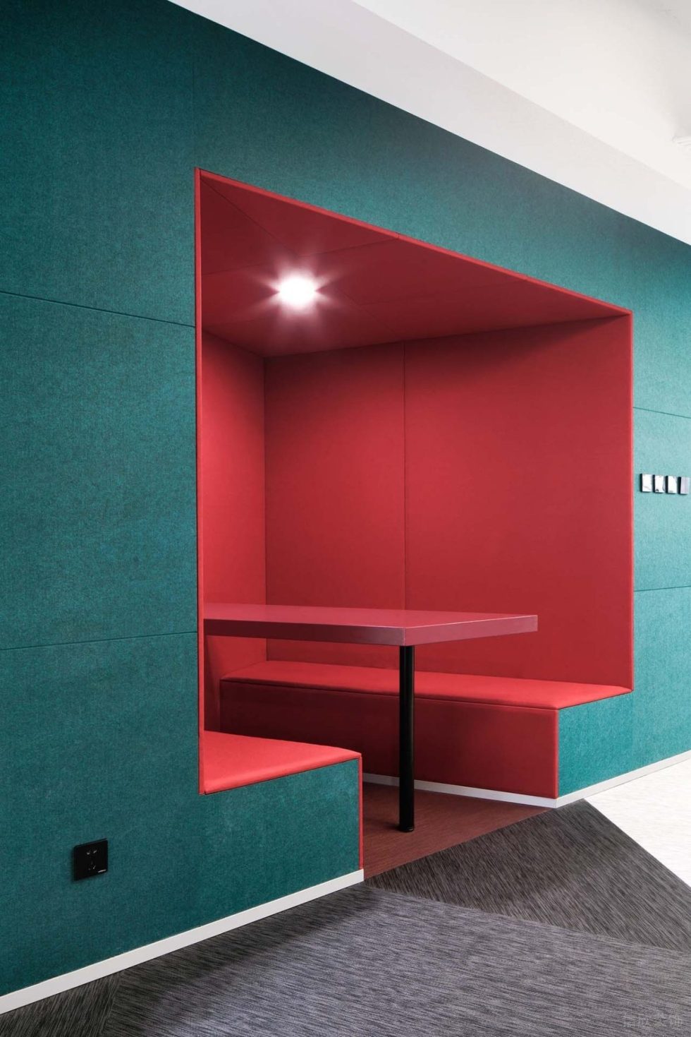 深青色現(xiàn)代風(fēng)辦公室裝修設(shè)計(jì)青紅色洽談卡座 深青色現(xiàn)代風(fēng)辦公室裝修設(shè)計(jì)青紅色洽談卡座