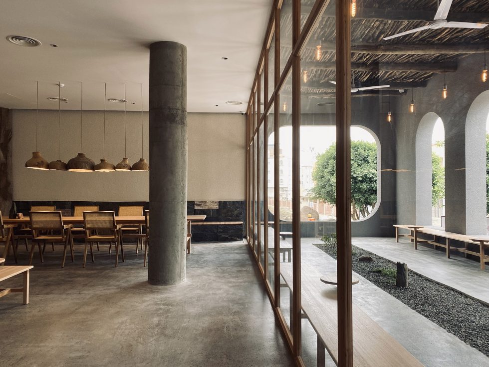 舒適自然感咖啡店木質(zhì)玻璃隔斷墻裝修設(shè)計