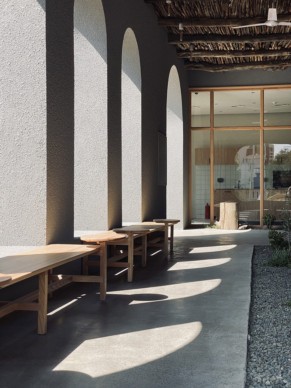 舒適自然感咖啡店暖陽氛圍散客區(qū)設(shè)計效果圖