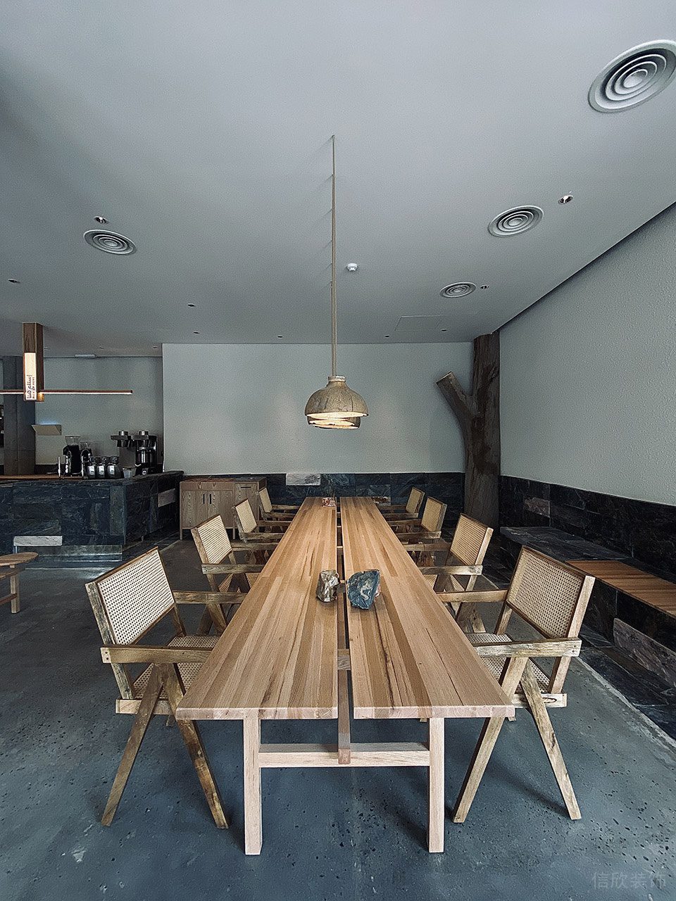 舒適自然感咖啡店原木桌椅裝修設(shè)計